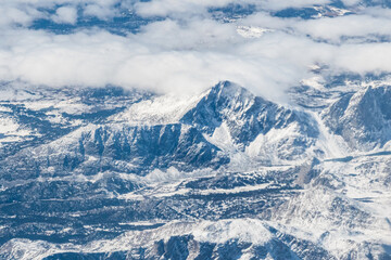 Naklejka premium An aerial view of snow covered mountains 