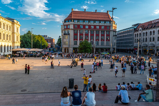 A spasso per il centro cittadino di Oslo in una serata di estate