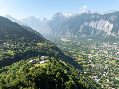 Eglise Huez au dessus de Bourg d'Oisans en Is&egrave;re dans les Alpes francais