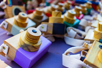 Câmeras fotográficas de brinquedo a venda em uma feira