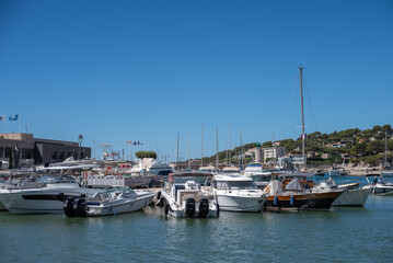 Fototapeta premium Le port de la ville de Cassis dans le sud de la France proche de Marseille, pendant l'été