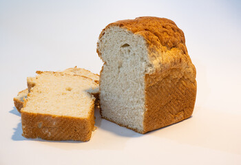 Pan artesanal recién horneado, con corteza dorada y miga esponjosa, presentado sobre fondo blanco. Ideal para representar comida casera, cocina tradicional y productos de panadería natural.