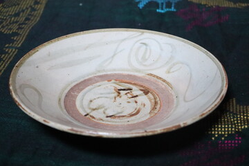 Antique Porcelain Bowl with Traditional Floral Motif

Vintage Ceramic Bowl with Hand-Painted Patterns