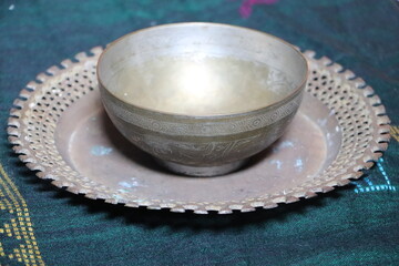 Antique Brass Bowl from the 18th Century – Isolated Artifact

Vintage Handcrafted Brass Bowl – Traditional Asian Utensil
