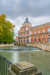 Wide view of the Royal Palace of Aranjuez with its grand architecture, lush gardens, historic fountains, and manicured pathways in Spain.
