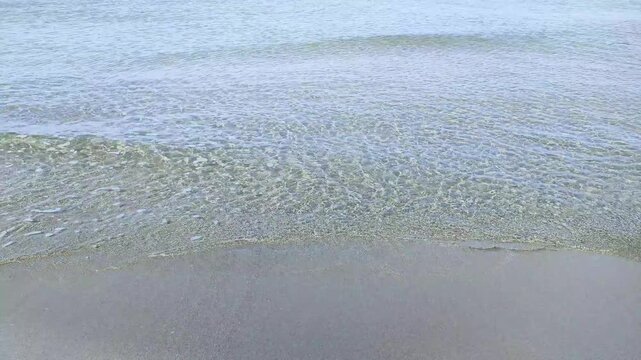 日本海　秋の波打ち際