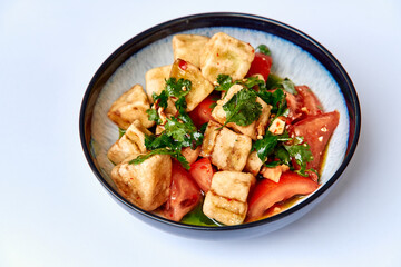 Delicious Grilled Tofu Salad with Fresh Tomatoes, Herbs, and Flavorful Dressing for a Healthy and Refreshing Meal