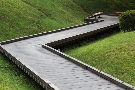 木道とベンチのある風景