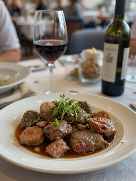 Assiette de viande et verre de vin sur table de bistrot, viande, assiette, table, bistrot, verre, vin, repas