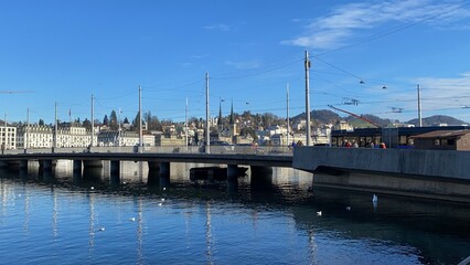 Obraz premium Bridge over lake with European cityscape in the background