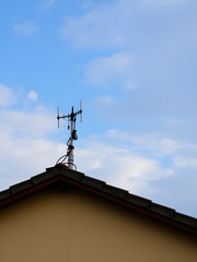Antenna sul tetto con sfondo cielo