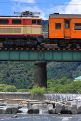 夏空の大井川鉄道をのんびりと走行する元西武E31形機関車_2025/7/20撮影