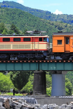 夏空の大井川鉄道をのんびりと走行する元西武E31形機関車_2025/7/20撮影