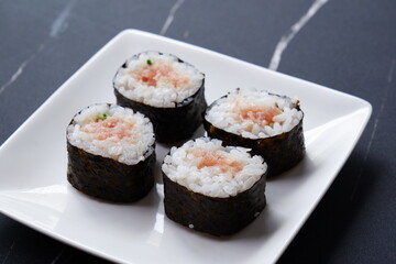 ネギトロ巻き - 細巻き寿司の定番といえば、マグロと長ネギを巻き込んだネギトロ巻き
