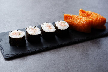 ネギトロ巻きと稲荷寿司 - 美味しそうなネギトロ巻と、いなり寿司のセット
