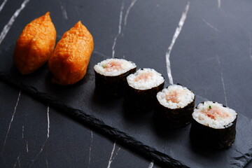 ネギトロ巻きと稲荷寿司 - 美味しそうなネギトロ巻と、いなり寿司のセット
