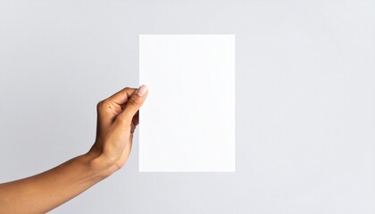 Obraz premium hand holding a white paper