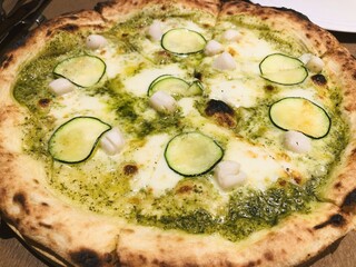 ジェノベーゼソースとズッキーニの窯焼きピザ