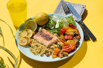 Saumon à la semoule avec légumes grillés et citrons