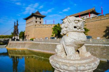 Obraz premium View of the historic city wall on a sunny day in Xian, China. 