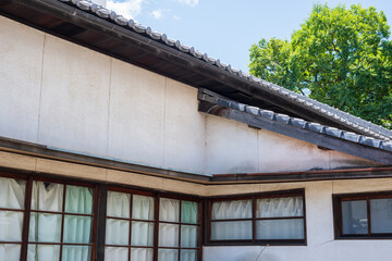 日本の岡山県倉敷市美観地区の美しい白壁の町の風景