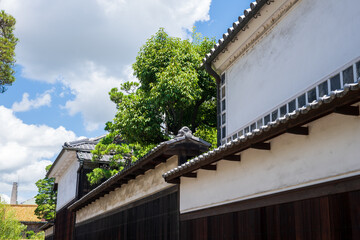 日本の岡山県倉敷市美観地区の美しい白壁の町の風景