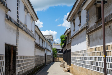 日本の岡山県倉敷市美観地区の美しい白壁の町の風景