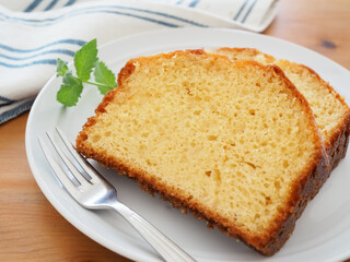 お皿の上のおいしいパウンドケーキ
