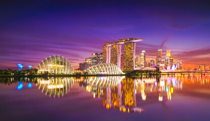 Obraz premium View of the skyline at the Downtown Core along Marina Bay at dusk in Singapore.