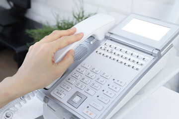 オフィスで電話をとる手元