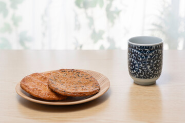 日本の伝統的おやつ、せんべいとお茶