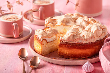 Tasty meringue cheesecake flavored with vanilla and cheese.