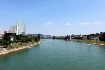 Obraz premium Blick auf den Rhein in Basel im Sommer