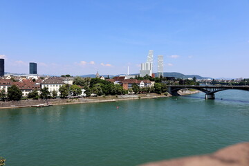 Obraz premium Blick auf den Rhein in Basel im Sommer