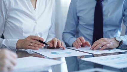 Obraz premium Business people are reviewing a financial results and discussing the terms of the agreement. Teamwork and planning