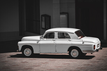 Stylowy biały oldtimer w miejskim cieniu