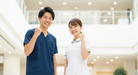 笑顔でガッツポーズをするアジア人看護師