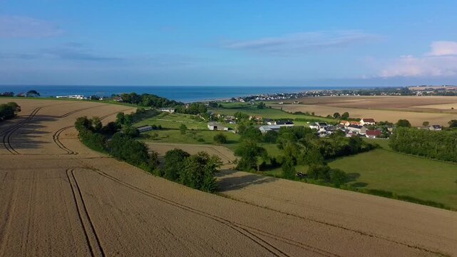 vue a&eacute;rienne de la campagne face &agrave; la mer 