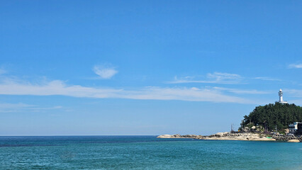 한국 동해 강원도 속초 등대와 푸른 바다 풍경