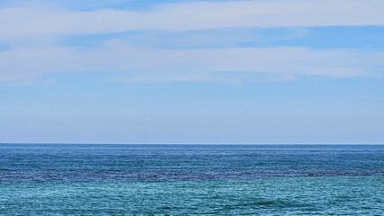 Obraz premium 한국 동해 강원도 속초 맑은 바다와 수평선, 푸른 하늘 풍경