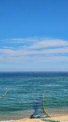 Obraz premium 한국 동해 강원도 속초 바다와 그물, 푸른 바다 풍경