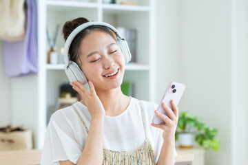 音楽を聴く若い女性