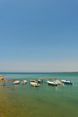 Boote an einem Bootssteg an der Küste von Porec an der Adria in Kroatien