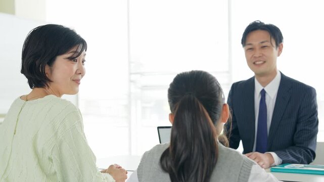 三者面談を受ける親子