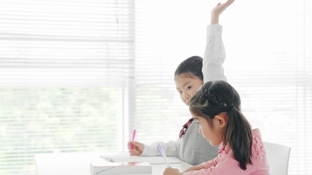 勉強、学習塾、授業、小学生、子供、学習、教育、生徒、女の子、教室、講習、講座、受験、試験、子ども、姉妹、クラス、スクール、制服、私立、明るい、真剣、小学校、成長、成績、ノート、シャープペンシル、机、学童、フリースクール、日本人、塾、女子、かわいい、予備校、学校、板書、学び、室内、上半身、書く、児童、聞く、参考書、教科書、爽やか、レッスン、クラスメート、人物