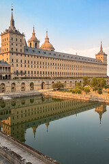 Naklejka premium Architectural Grandeur: El Escorial's Timeless Elegance Mirrored in Water
