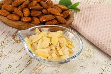 Sliced almond nut for culinary
