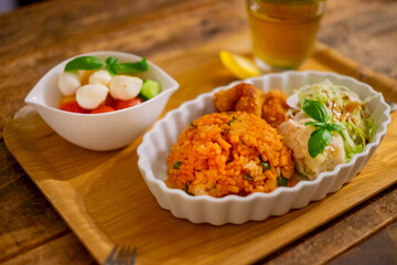 チキンライスとサラダ