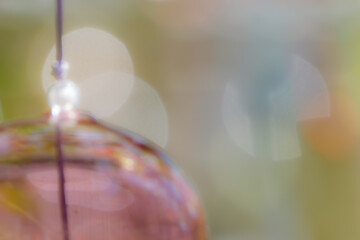 風鈴越しの淡いボケと光のハーモニー