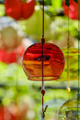 赤いガラス風鈴と夏の陽射し